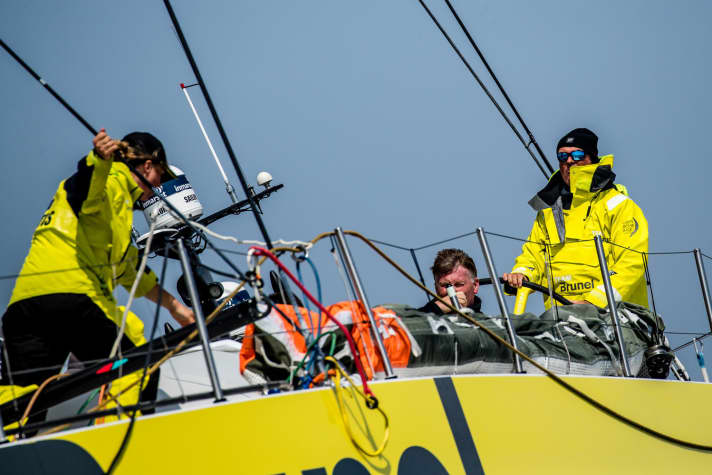   Déterminé à la barre : le skipper de Brunel Bouwe Bekking
