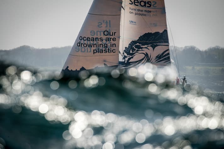  La skipper de Turn-the Tide-on-Plastic, Dee Caffari, et son équipe mixte 50/50 ont été pénalisés à la première marque de virage après s'être trop effrontément placés devant Vestas 11th Hour Racing. Le journaliste invité et professionnel de la voile Ken Read avait commenté l'incident depuis les airs en disant : "Eh bien, Charlie Enright (le skipper de Vestas, ndlr) a fait un peu de Hollywood. Mais il a dû changer de cap...".