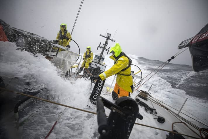   The conditions for the record runs of the last 48 hours: extremely challenging and wet! Here Team Brunel drives its yellow boat towards the finish line