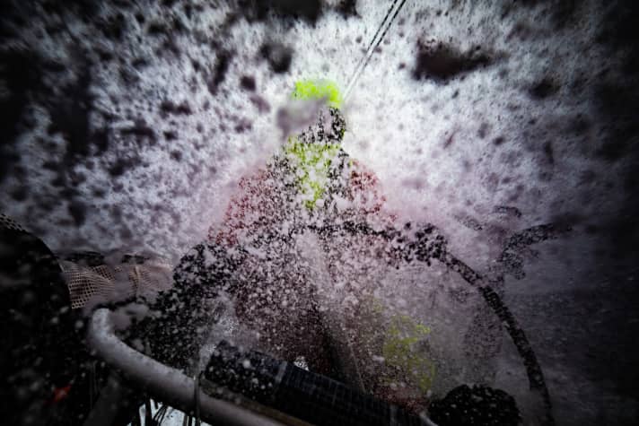   Al terzo posto in questa scena, Luke Molloy ha guidato il Dongfeng Race Team verso il porto di Cardiff.