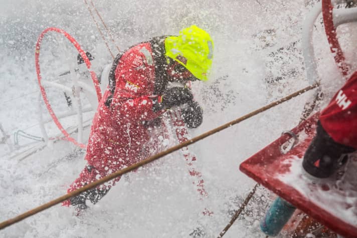   Mapfre's skipper Xabí Fernandez has to fight: His team Mapfre, leading in the overall standings, was only in 5th place 600 nautical miles before the end of the stage