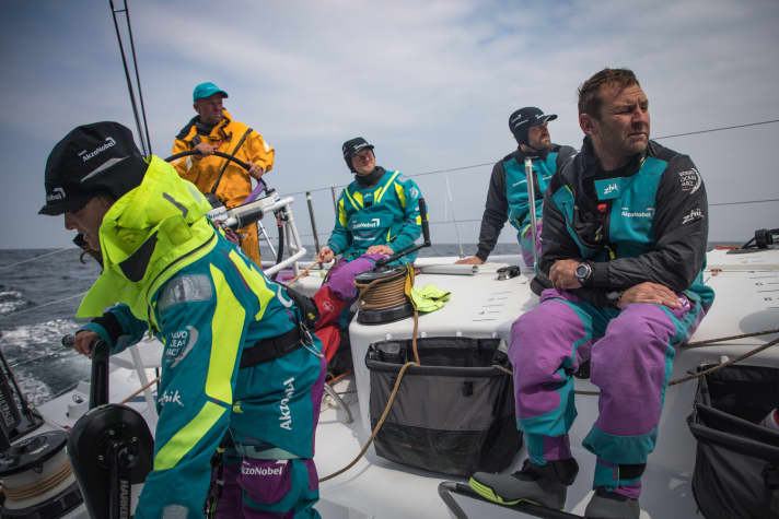   Die Anspannung der Crew von AkzoNobel im Duell mit Team Brunel ist den Seglern vom Gesicht abzulesen. Rechts im Bild: der britische Navigator Jules Salter, der das Zielrevier sehr gut kennt
