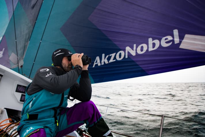   An Bord von AkzoNobel hat die Crew den direkten Gegner Team Brunel ständig im Visier