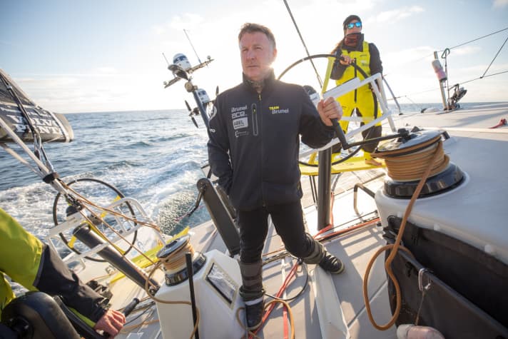  Le navigateur expérimenté de Brunel, Andrew Cape, a l'œil sur l'adversaire AkzoNobel. A la barre, Nina Curtis maintient le cap du bateau jaune.