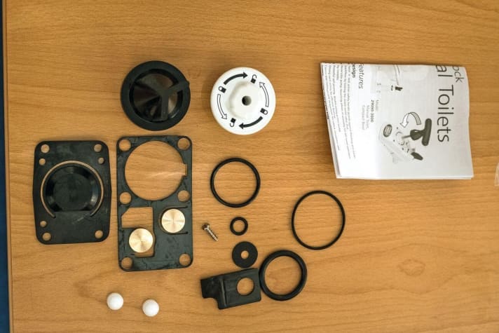   le joint torique, les joints avec les valves, le clapet anti-retour et le guide de la tige de pompe, y compris les joints, sont inclus dans le kit de pièces de rechange