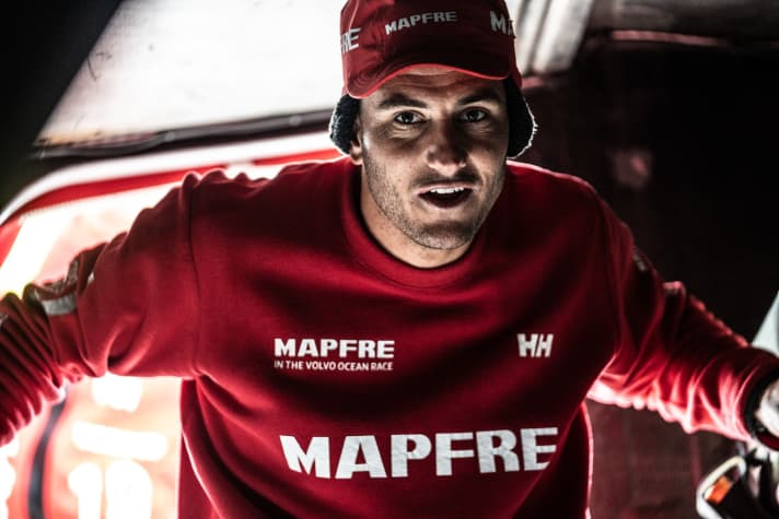   Si Mapfre parvenait à transformer son avance actuelle en victoire d'étape, ses chances de réaliser le triplé royal (victoires dans la Coupe de l'America, aux Jeux olympiques et également dans la Volvo Ocean Race), jamais atteint jusqu'à présent par un navigateur, augmenteraient à nouveau : Le Néo-Zélandais Blair Tuke se bat pour cela, tout comme son ami Peter Burling dans l'équipe Brunel.