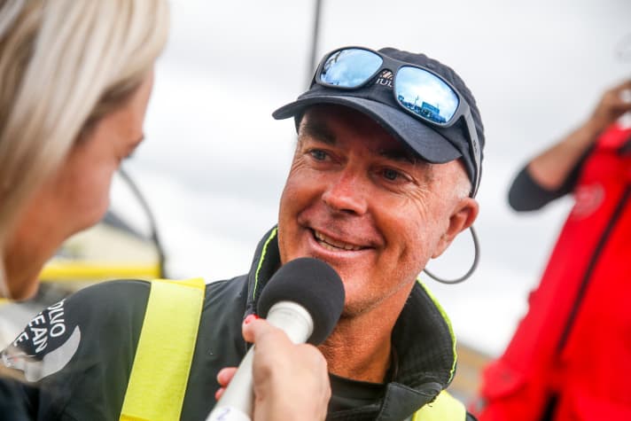  Joyeux anniversaire, Bouwe Bekking ! Le skipper de Brunel a fêté ses 55 ans dimanche. Il n'a toutefois pas réussi à remporter la course du port en guise de cadeau. Ce dont Bekking peut s'accommoder, car son objectif est tout autre : il veut enfin remporter la course de sa vie lors de sa huitième tentative. Pour cela, il doit terminer la dernière étape dans son port d'attache à La Haye mieux que Mapfre et Dongfeng.