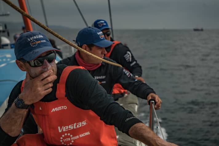   Les visages sont pensifs à bord de Vestas 11th Hour Racing. Le calme plat donne des maux de tête aux navigateurs.