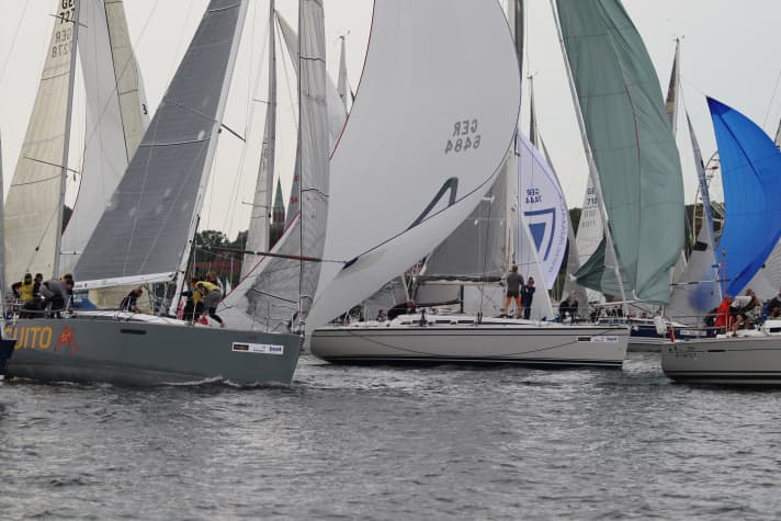   Around 300 yachts set off for Eckernförde at the start of Kiel Week. In total, the various groups were sent on the 28 nautical mile route in six starts