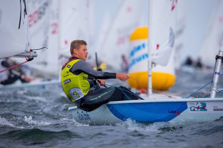   Julian Hoffmann in seventh place in the Laser Radial still has a connection to the leading group