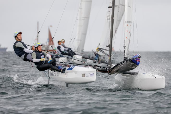   Paul Kohlhoff et Alica Stuhlemmer en Nacra 17 sur le Förde : Le duo a réussi à remporter la journée de vendredi dans la flotte d'or.