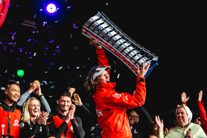   La reine de l'offshore hollandaise Carolijn Brouwer célèbre sa première victoire féminine dans l'Ocean Race devant son public.