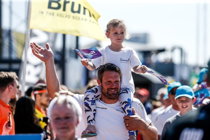   Vor dem Rennen glücklich, doch da ist im Hintergrund ist schon die Flagge des Teams zu sehen, das Simeon Tienponts Team AkzoNobel im Endspurt noch den dritten Podiumsplatz in der Inshore-Wertung wegschnappte
