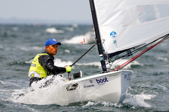   Jan Kurfeld aus Wismar kam, sah und siegte bei der Kieler Woche schon ein Jahr nach seinem Wechsel in die OK-Jolle