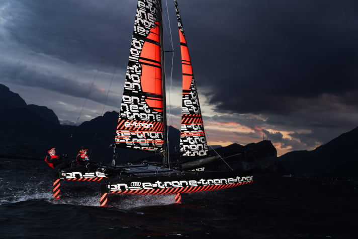   L'équipage du Nacra 17, Johannes Polgar et Carolina Werner. La photo n'a pas été prise lors de la Kieler Woche, mais lors d'une séance photo avec le magicien de l'image Richard Walch au lac de Garde.