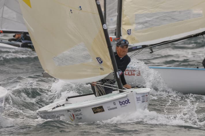   En action lors de la Kieler Woche, qui, en tant que grande régate, serait également encore dans la période de qualification élargie par le CIO pour les régates olympiques de 2020 : Le barreur de Finn Max Kohlhoff
