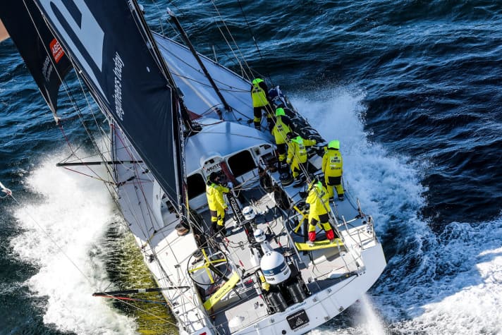   Il compito di Team Brunel di Bouwe Bekking non è diventato più piccolo: Se si considerano le oltre 20 miglia nautiche di distacco di venerdì pomeriggio, gli olandesi hanno molto da recuperare se vogliono rimanere in lotta per la vittoria assoluta.