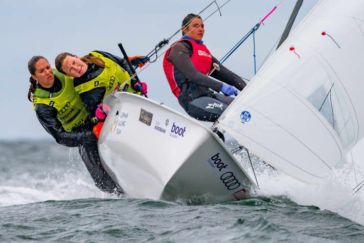   If you were to depict fighting as a picture, this one would be perfect: Nadine Böhm and Ann-Christin Goliaß give their all in the 470 and finish fourth in the final