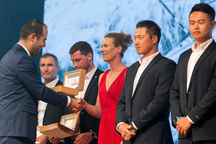   Donne e uomini della 13ª edizione della Volvo Ocean Race: la timoniera e trimmer di Dongfeng Carolijn Brouwer viene premiata qui. Chi tornerà per la 14ª edizione a Imocas?