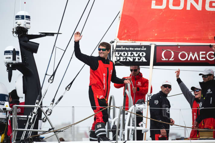  Dongfeng-Skipper Charles Caudrelier winkt als strahlender Sieger der 13. Auflage des Volvo Ocean Race