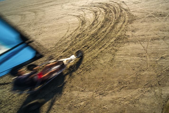   Tracks in the sand: the beach reveals the course sailed like an analogue plotter