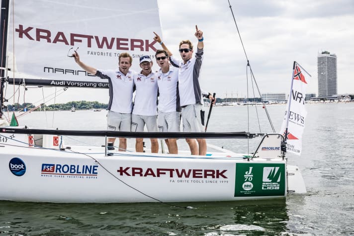   Die strahlenden Sieger von Travemünde: Steuermann Tobi Schadewaldt (2. v. l.) und seine NRV-Crew