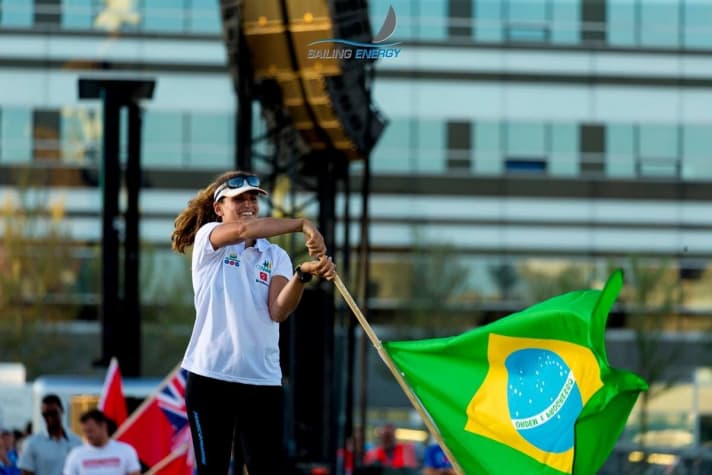   Kaum zurück vom Volvo Ocean Race, das sie mit Simeon Tienponts Team AkzoNobel bestritten hat, schwingt 49erFX-Olympiasiegerin Martine Grael schon wieder die brasilianische Flagge bei der Weltmeisterschaft und will ab Samstag erneut im FX angreifen