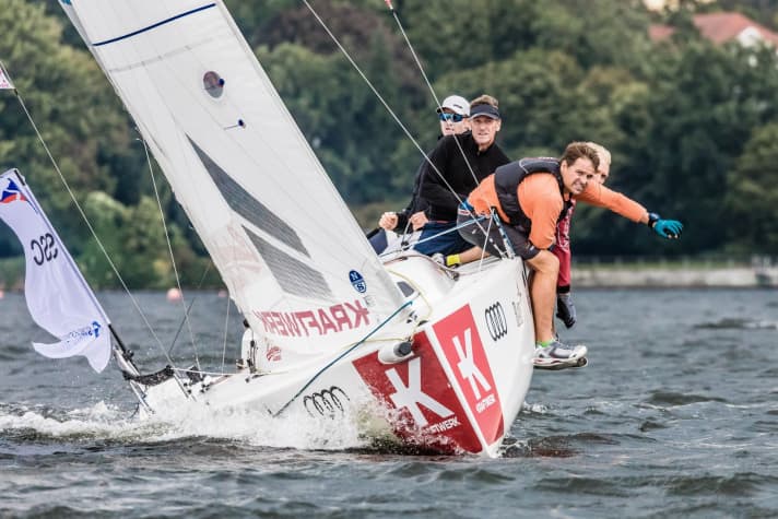   Le Schlei-Segel-Club, pour lequel Nik Aaron Willim naviguait pour la première fois au laser, a obtenu la troisième place sur le lac de Wannsee : "Cela s'est mieux passé que nous le pensions. Nous visions une place dans le top 10 et nous avons fini troisièmes - c'est grandiose !".