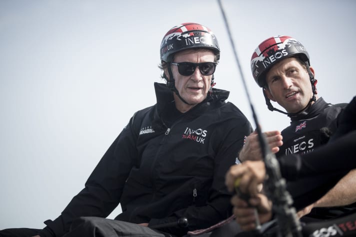  Für diese beiden arbeiten Rolf Vrolijk und Grant Simmer aktuell: Rennstallbesitzer und Unternehmer Sir Jim Ratcliffe und sein Skipper Sir Ben Ainslie