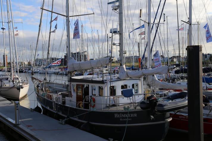   Nave aperta a Cuxhaven. Erano attesi 25 yacht d'acqua blu, ma solo pochi sono riusciti a venire a causa del maltempo.
