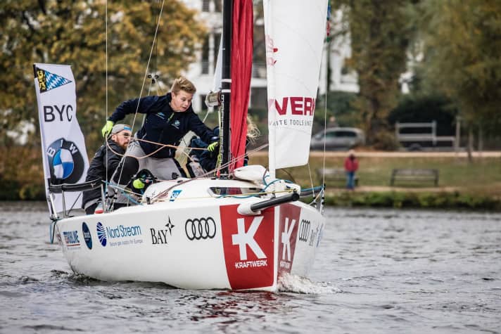   Die meisterlich segelnden Hamburger Gastgeber konnte der Bayerische Yacht-Club mit Steuermann Veit Hemmeter nicht gefährden, doch die Vize-Meisterschaft und die Champions-League-Qualifikation sicherten sich die Süddeutschen im Norden souverän