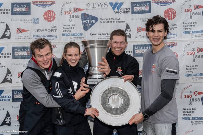   Les vainqueurs ont l'air si heureux : Le barreur Tobi Schadewaldt, la coupe en main, et sa jeune équipe du NRV.