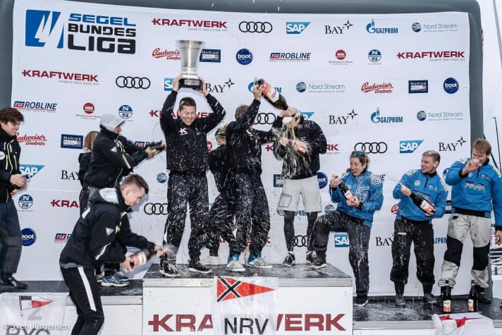   I vincitori della coppa e le squadre sul podio festeggiano i loro successi qui