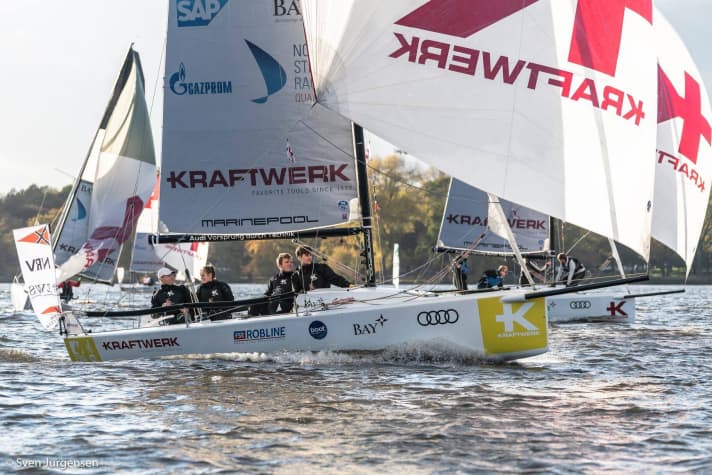   Die NRV-Sieger-Crew im Einsatz vor den eigenen Club-Stegen auf der Hamburger Außenalster