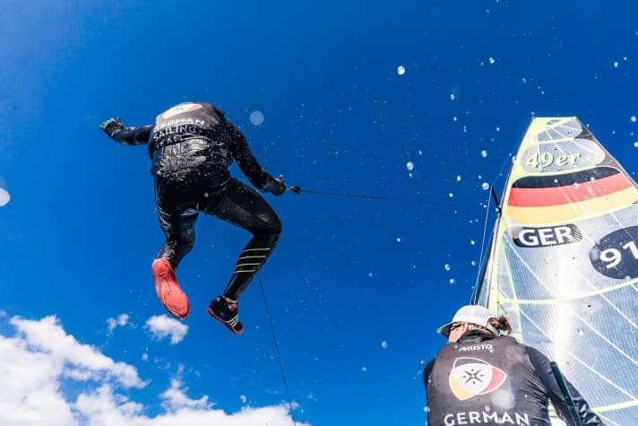   Max Stingele e Linov Scheel si divertono in allenamento. Dopo tre regate, il giovane team del Kiel Yacht Club è al 76° posto nella flotta 49er.