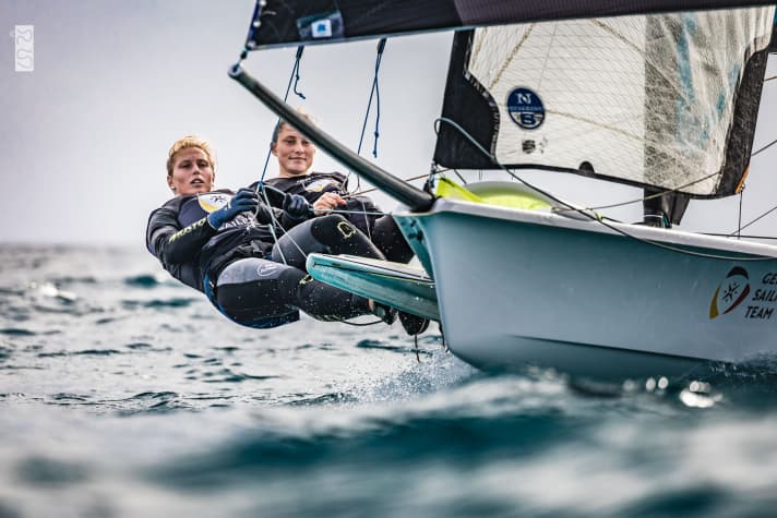   Après deux bons résultats et un départ prématuré, les 49erFX Vicky Jurczok et Anika Lorenz vont entamer leur rattrapage mardi.