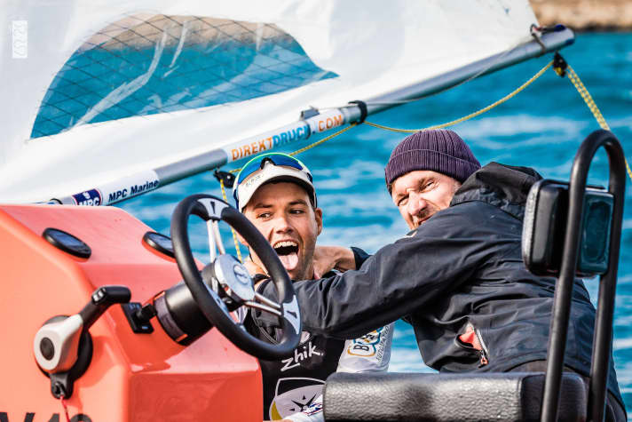   The picture was taken during training, but fits in well with Philipp Buhl's early start on Tuesday. "Unnecessary!", the Allgäu native scolded himself. The picture shows him with his coach Alex Schlonski