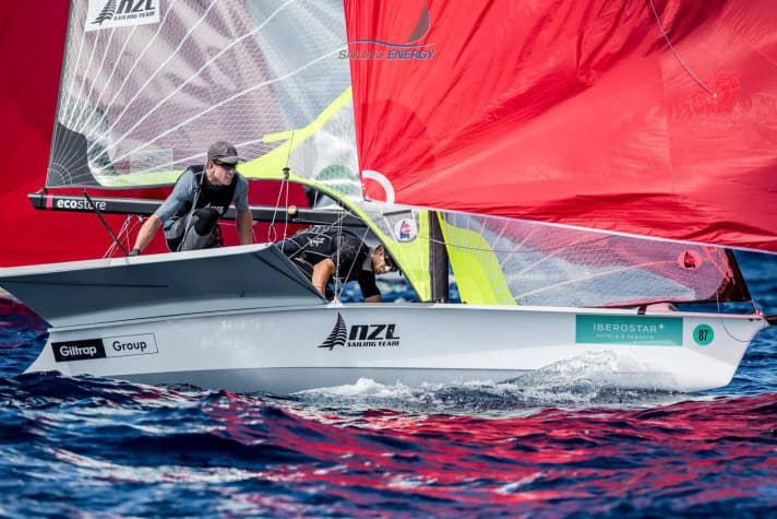   Tredicesimo posto dopo sei prove nel 49er: anche i campioni olimpici Peter Burling e Blair Tuke devono fare un po' di fatica nei venti leggeri al largo di Maiorca. Anche se l'equipaggio, piuttosto pesante, proviene dall'estiva Nuova Zelanda, dove si è allenato molto di recente, il vecchio dominio dei Kiwi non è stato (ancora) riconquistato.