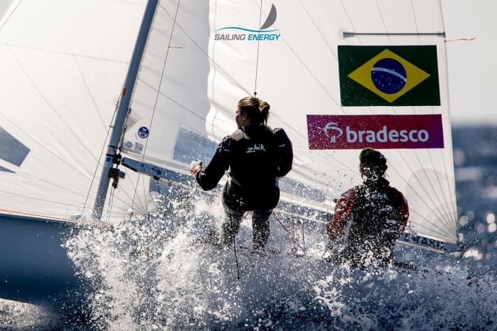   Die brasilianischen 49erFX-Olympiasiegerinnen Martine Soffiatti Grael und Kahena Kunze führen ihr Klassement vor dem Medaillenrennen an