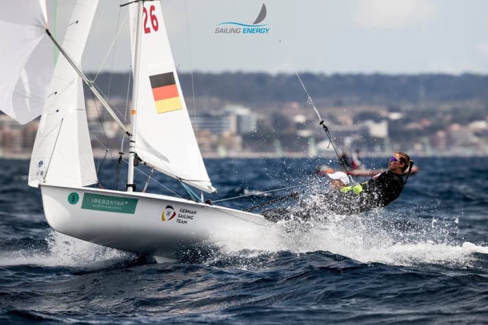   Ninth after their first medal race in a major senior regatta with all the stars of the 470 scene: Hamburg sailors Luise and Helena Wanser from the NRV Olympic Team