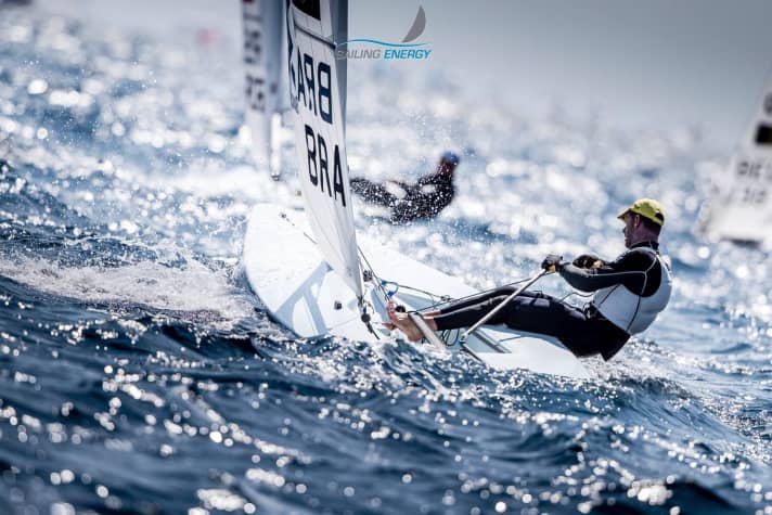   Pour son retour, il a manqué la course aux médailles en terminant douzième, mais il a déjà fait parler de lui : Le Brésilien Robert Scheidt, double champion olympique.
