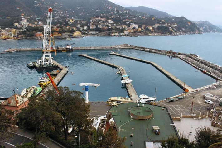   Il porto turistico di Porto Carlo Riva a Rapollo, vicino a Genova, è ancora in fase di pulizia a mesi di distanza dalla devastante tempesta.