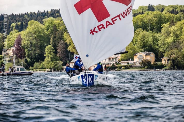   L'équipage du Blankeneser Segel-Club a pris d'assaut la tête du classement de deuxième division à Starnberg avec une victoire inaugurale