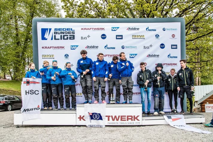   Molti velisti di Amburgo in una foto: il Blankeneser Segel-Club von der Elbe ha vinto la prima regata della stagione di campionato davanti all'Hamburger Segel-Club e al Potsdamer Yacht-Club.