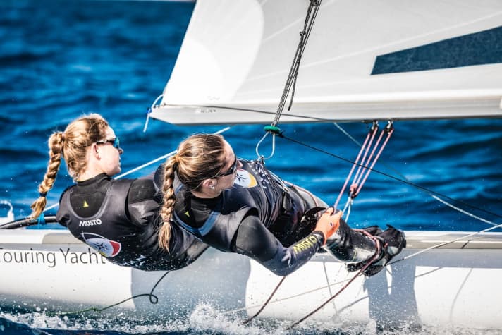   Nadine Böhm e Ann-Christin Goliaß si sono rimesse in forma appena in tempo per la lotta per il posto di partenza del 470 femminile alle Preolimpiadi al largo di San Remo. Tuttavia, il compito più importante attende le veliste del dinghy a due mani in agosto: ai Campionati del Mondo, vogliono contribuire ad assicurare alla Germania il posto di partenza per il 470 olimpico.