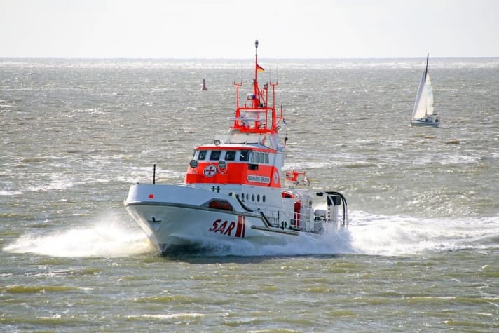   The rescue cruiser Bernhard Gruben with daughter boat Johann Fidi from the Hooksiel station