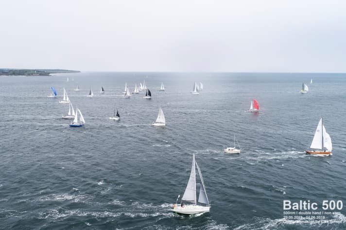  Eine Luftaufnahme vom Start der Zweihand-Ostsee-Rallye Baltic 500