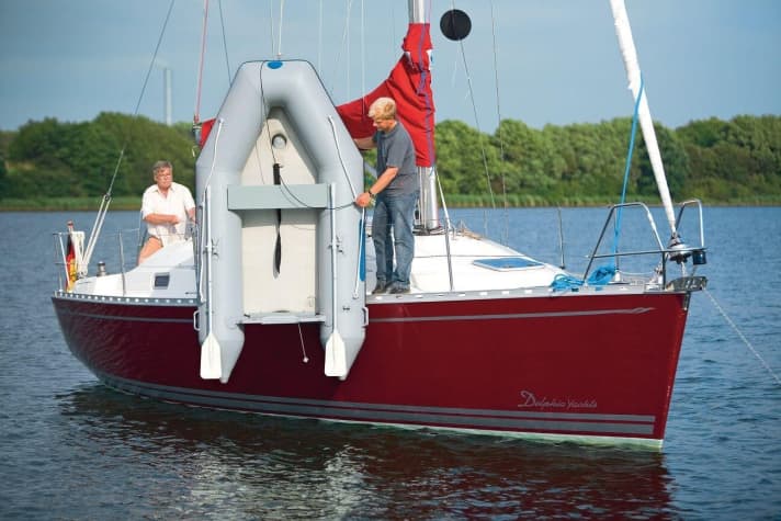   Mit dem Fall an der Bugöse lässt sich das Beiboot bequem über die Reling kranen