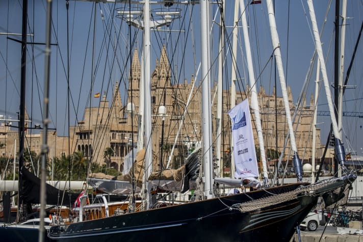   In the foreground the most beautiful yachts, in the background the summer residence of the Spanish royal family in Palma de Mallorca