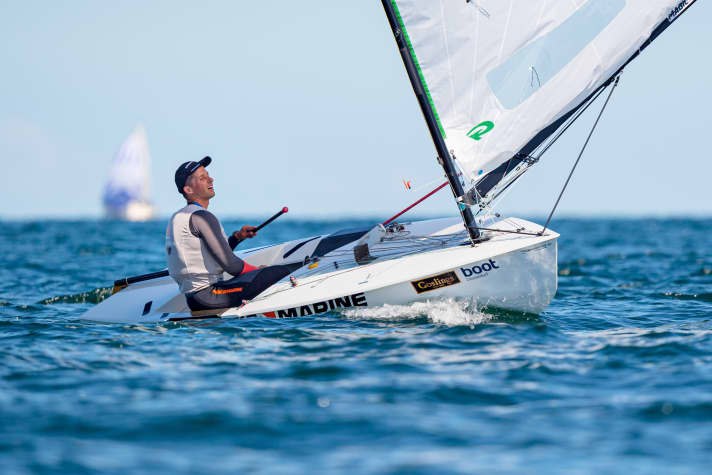   Jan Kurfeld opened the 125th Kiel Week with his first win of the day at the European OK Dinghy Championship and is in second place after two races behind Freddy Lööf from Sweden